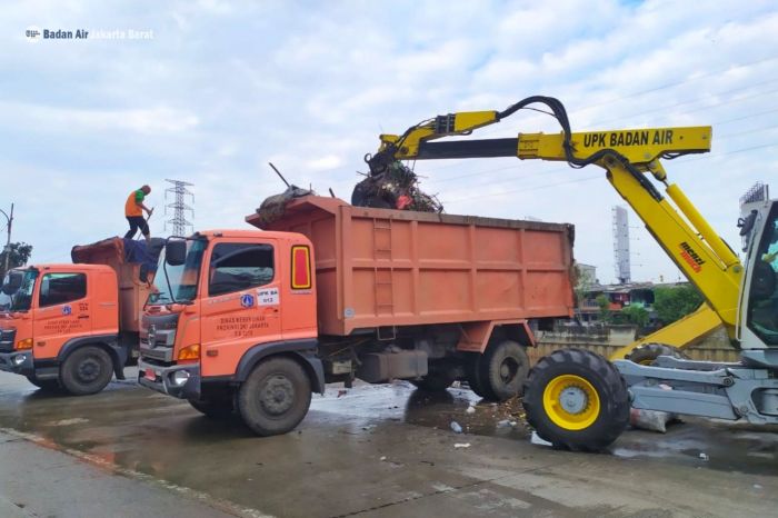 62,3 Ton Sampah Diangkut dari Banjir Kanal Barat, Ada Kasur Hingga Sofa-Image-5