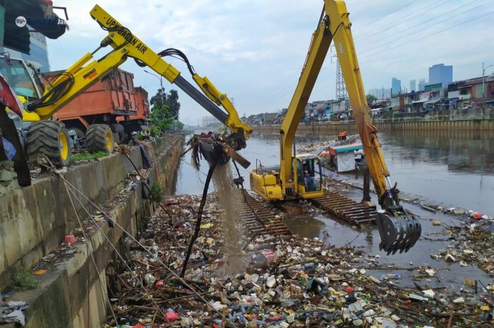 62,3 Ton Sampah Diangkut dari Banjir Kanal Barat, Ada Kasur Hingga Sofa-Image-6