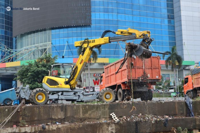 62,3 Ton Sampah Diangkut dari Banjir Kanal Barat, Ada Kasur Hingga Sofa-Image-2