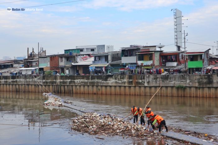 62,3 Ton Sampah Diangkut dari Banjir Kanal Barat, Ada Kasur Hingga Sofa-Image-4