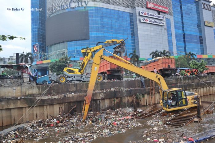 62,3 Ton Sampah Diangkut dari Banjir Kanal Barat, Ada Kasur Hingga Sofa-Image-3