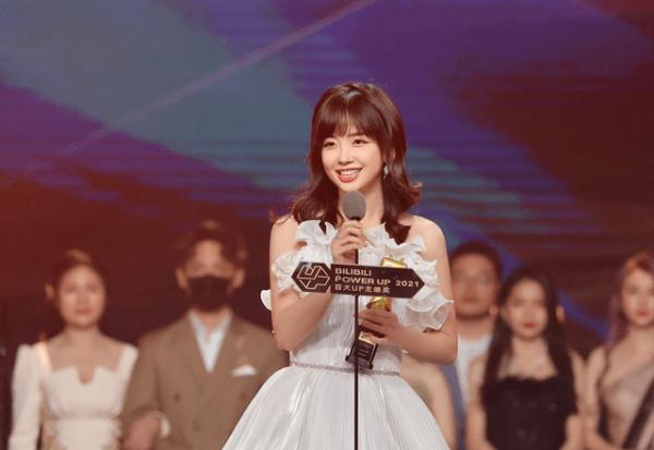 Menang Golden Melody Award, Wang Bingbing Trending Topik-Image-1