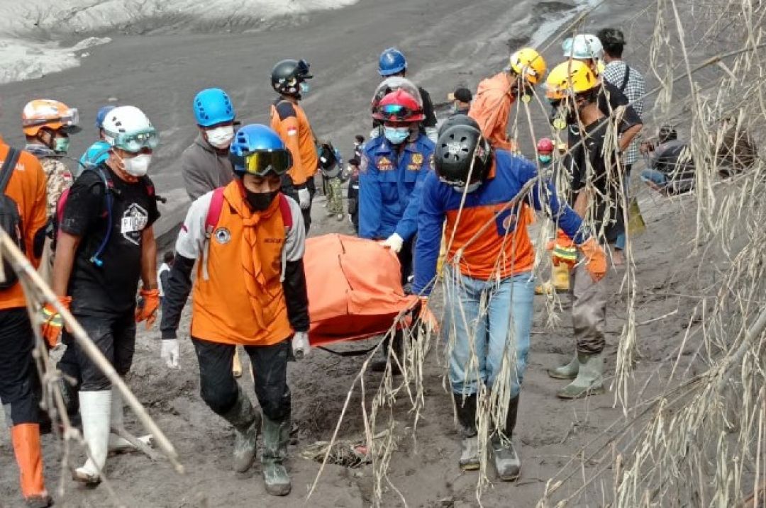 Korban Meninggal Dunia Akibat Erupsi Gunung Semeru Jadi 43
Orang-Image-1