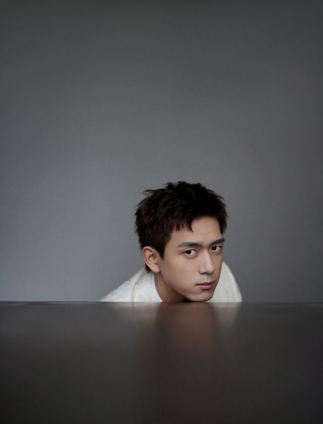 [Potret] Aktor China Li Xian Mengenakan Setelan Putih Menyilaukan Mata Penggemar-Image-2