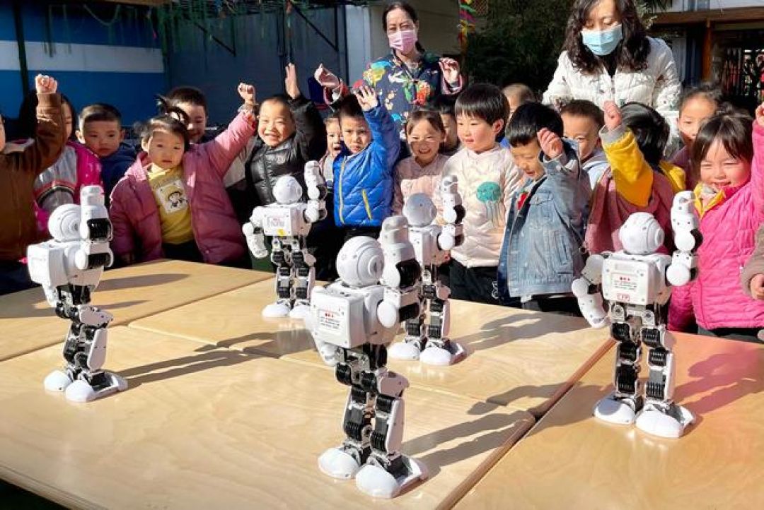 Para Robot Ini Bermain Bersama Siswa TK ,Tampilkan Pertunjukan-Image-3