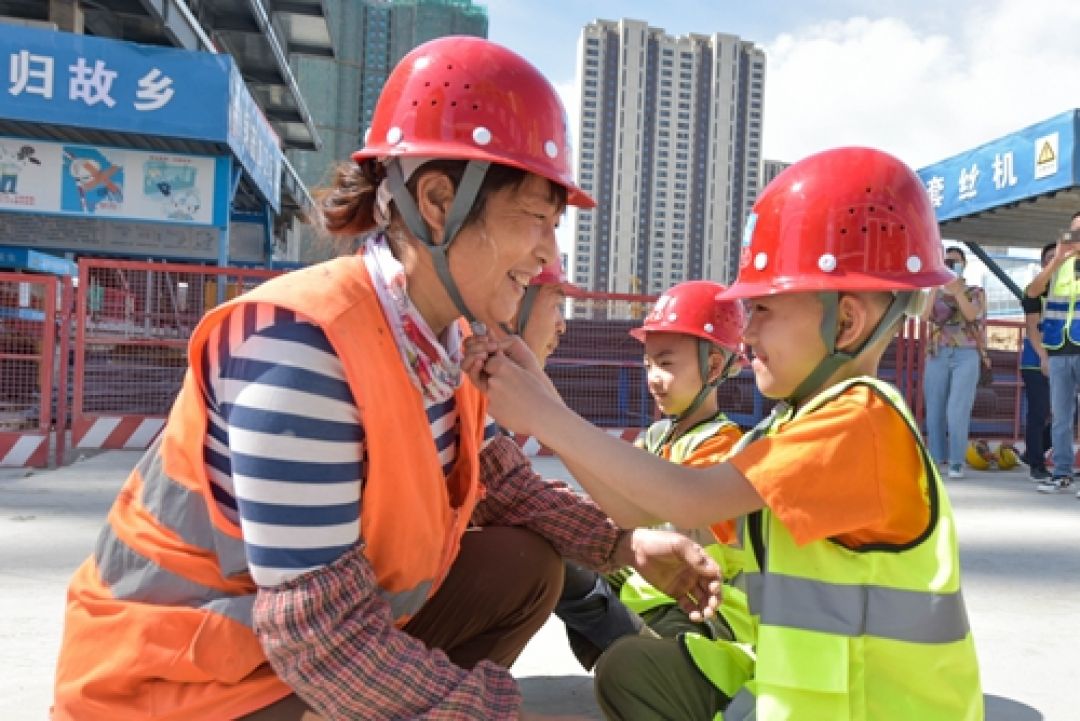 Unik! Merayakan Hari Anak di Lokasi Konstruksi di Xinjiang-Image-1