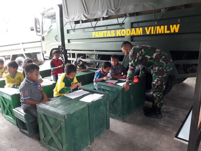 Salut! Garasi Truk Disulap Jadi Kelas, Anggota Pos Kotis Satgas Pamtas Yonif 623/BWU Jadi Guru Anak-Anak Di Nunukan-Image-2