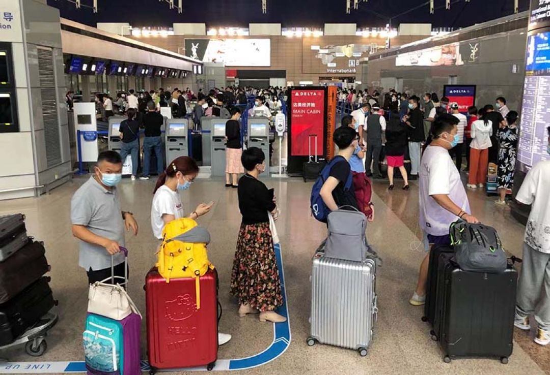Banyak Pelajar China Kembali ke AS, Bandara Membludak Hingga Tiket Pesawat Melambung-Image-1