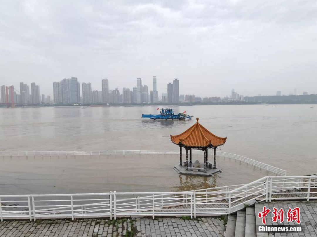 POTRET: Permukaan Sungai di Wuhan Meluap-Image-1
