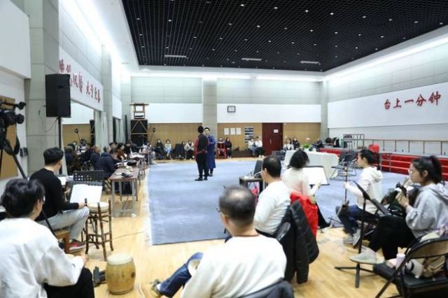 The Room of Substitution, Menampilkan Keindahan Khas Opera Peking-Image-1