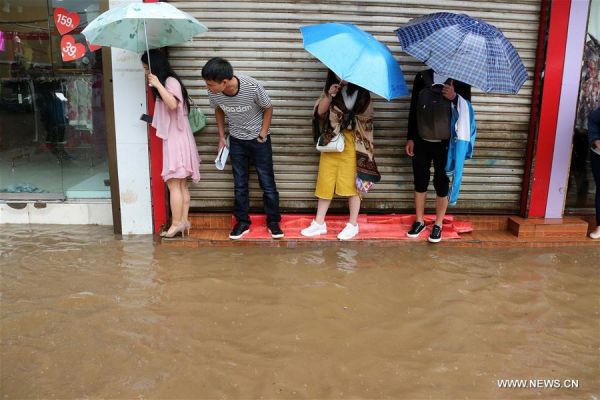 Seorang Wanita Rela Terjang Banjir Demi Kerja di Guizhou, Warganet: Demi Konten, Kali!? -Image-1