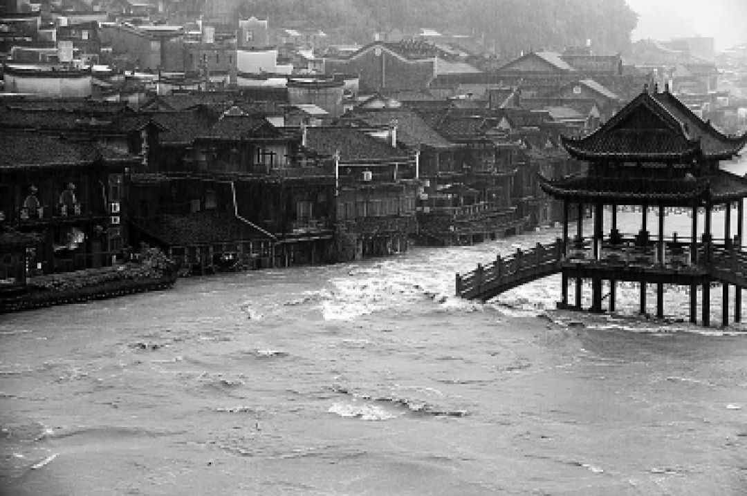 SEJARAH: 2014 Bencana Banjir Terjadi
di Kota Fenghuang-Image-1