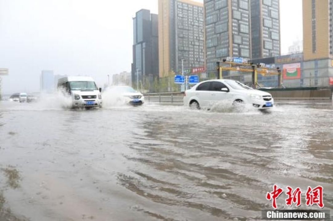 POTRET: Kota Zhengzhou Henan Kembali Diguyur Hujan Lebat-Image-1