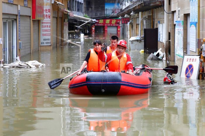 Banyak Orang Terdampar di Atap Rumah karena Hujan Deras dan Banjir di Tiongkok-Image-2