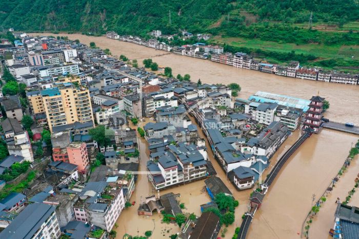 Banyak Orang Terdampar di Atap Rumah karena Hujan Deras dan Banjir di Tiongkok-Image-1