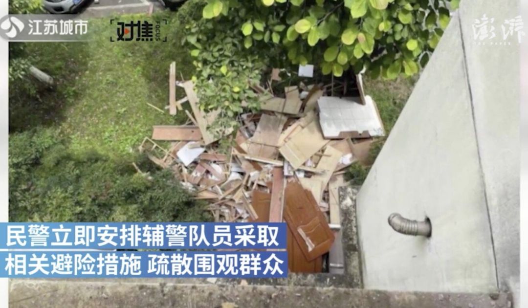 Viral! Pria China Melempar Barang-barangnya Dari Flat ke Jalan-Image-1