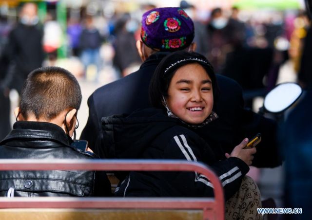 POTRET: Bazar Warga di Hami, Xinjiang Mulai Dibuka dengan Protokol Kesehatan-Image-5