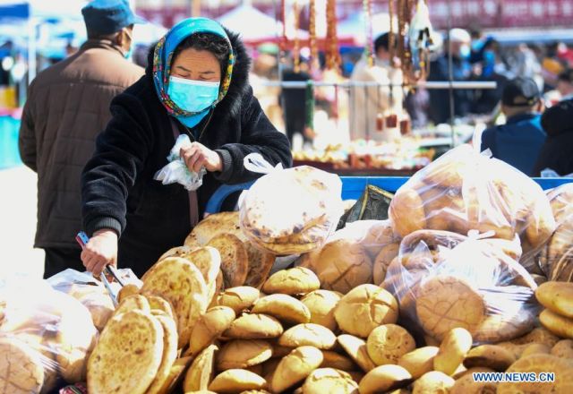 POTRET: Bazar Warga di Hami, Xinjiang Mulai Dibuka dengan Protokol Kesehatan-Image-1