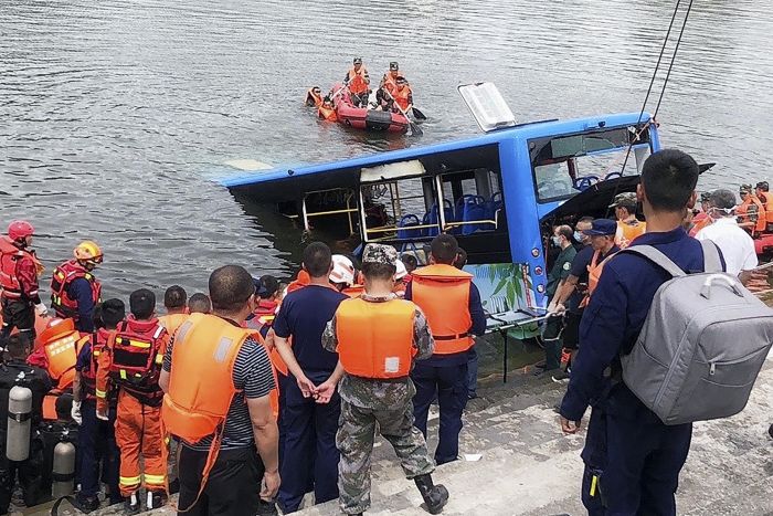 Sopir Jengkel, Bus Berpenumpang Masuk Danau, 21 Tewas-Image-1