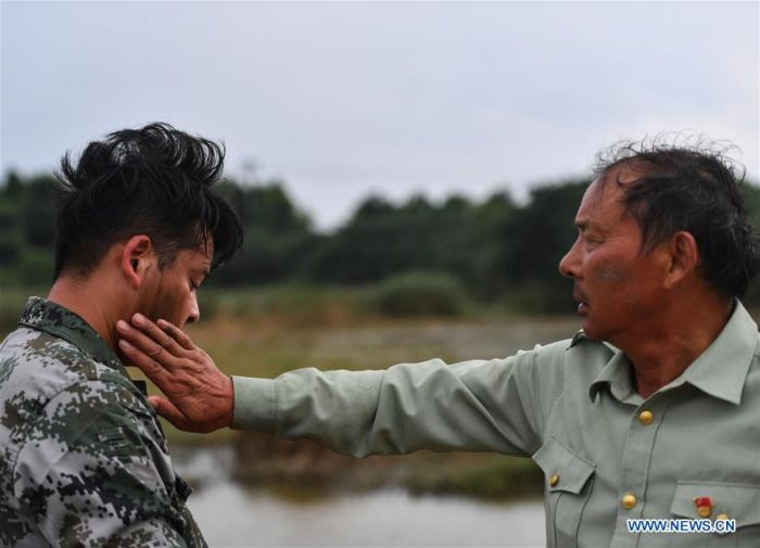 Ayah - Anak Ini Berjuang Atasi Banjir di Jiangji-Image-3