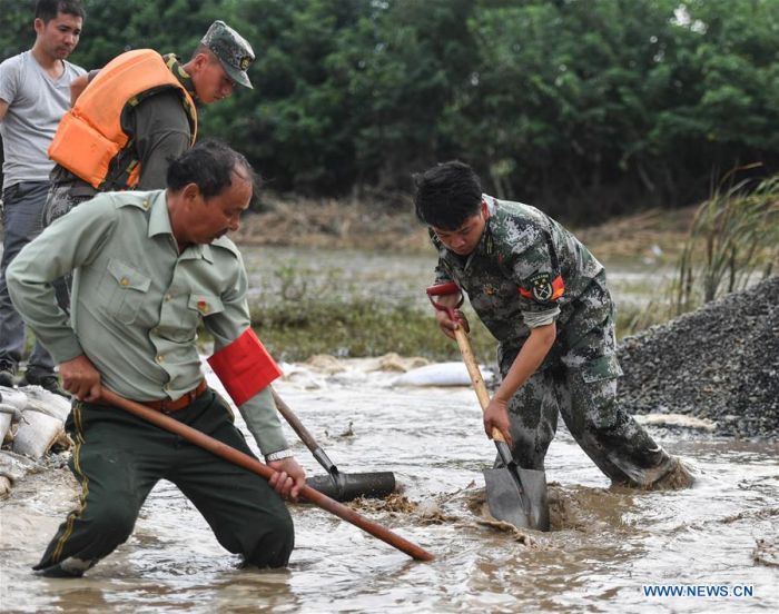 Ayah - Anak Ini Berjuang Atasi Banjir di Jiangji-Image-1