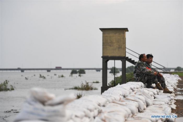 Ayah - Anak Ini Berjuang Atasi Banjir di Jiangji-Image-4