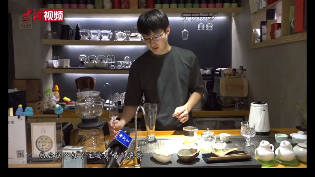 Pemuda Taiwan Ini Memakai Gelas Wine untuk Minum Teh, Gaya Kedai Teh Baru di Wuhan-Image-1
