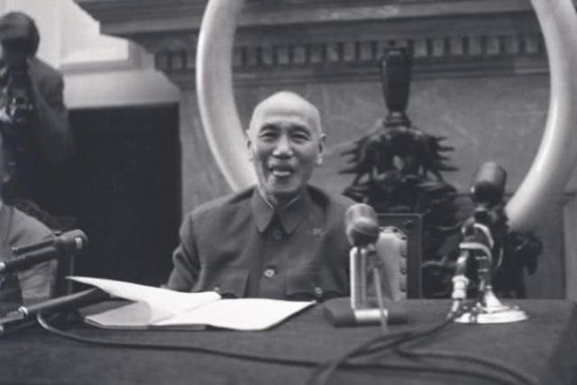 SEJARAH: Tahun 1975 Mantan Presiden Republik Tiongkok Chiang Kai-Shek Meninggal-Image-1
