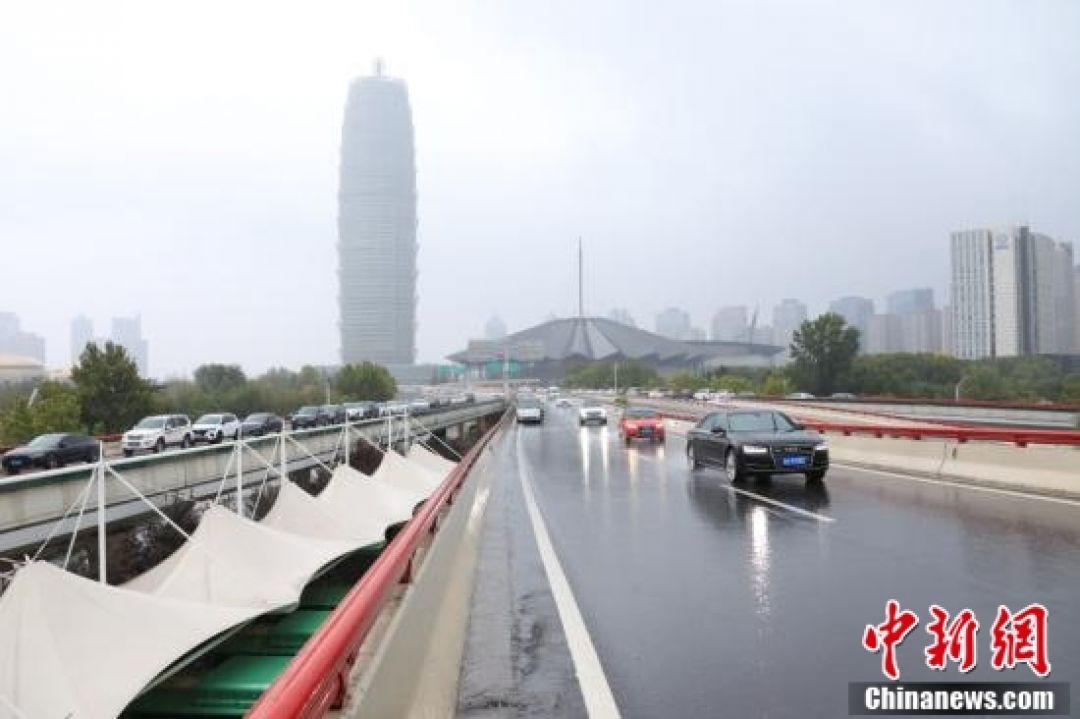POTRET: Kota Zhengzhou Henan Kembali Diguyur Hujan Lebat-Image-6