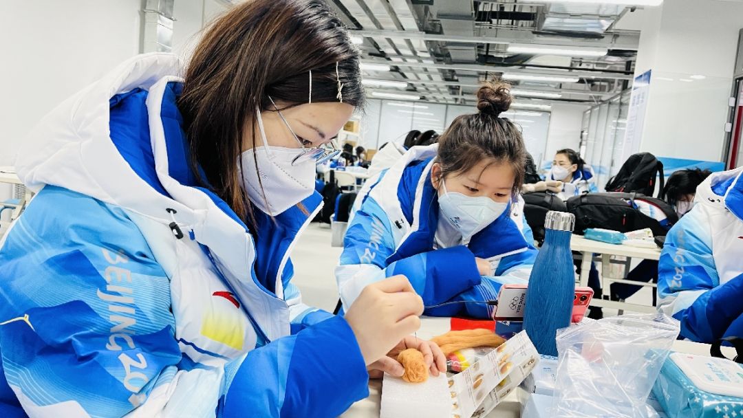 Relawan Olimpiade Beijing 2022 Membuat Kerajinan Tangan Tradisional untuk Menambah Aura Tahun Baru Imlek-Image-1