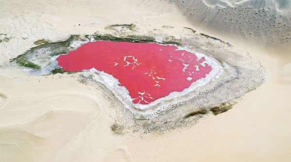 Unik! Potret Danau di Mongolia yang Warna Airnya Merah-Image-1