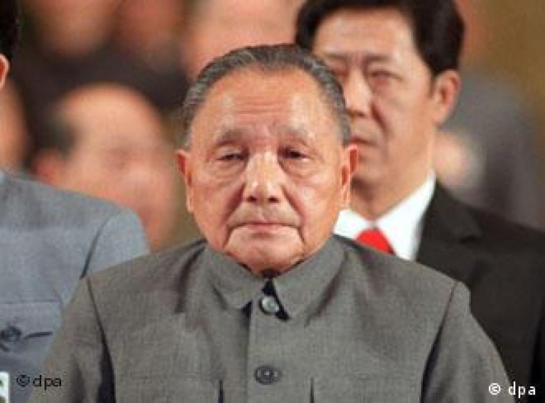 SEJARAH: 1975 Deng Xiaoping Perhatikan Perbaikan Kereta Api-Image-1