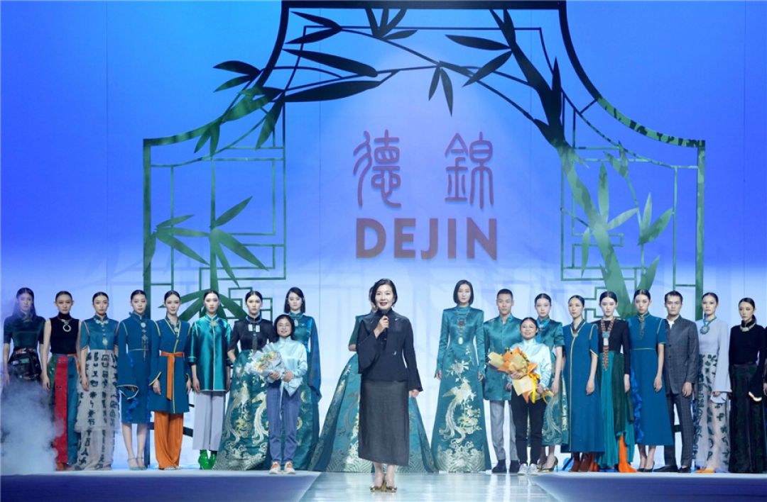 Paduan Kostum Kuno - Modern di China Fashion Week-Image-1