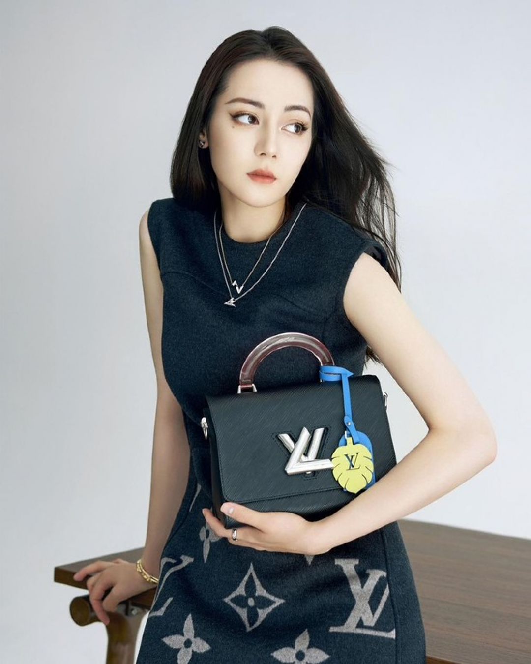 Jadi Brand Ambassador Louis Vuitton, Ini Harga Outfit Dilraba, Zhong Chuxi, dan Ouyang Nana-Image-2