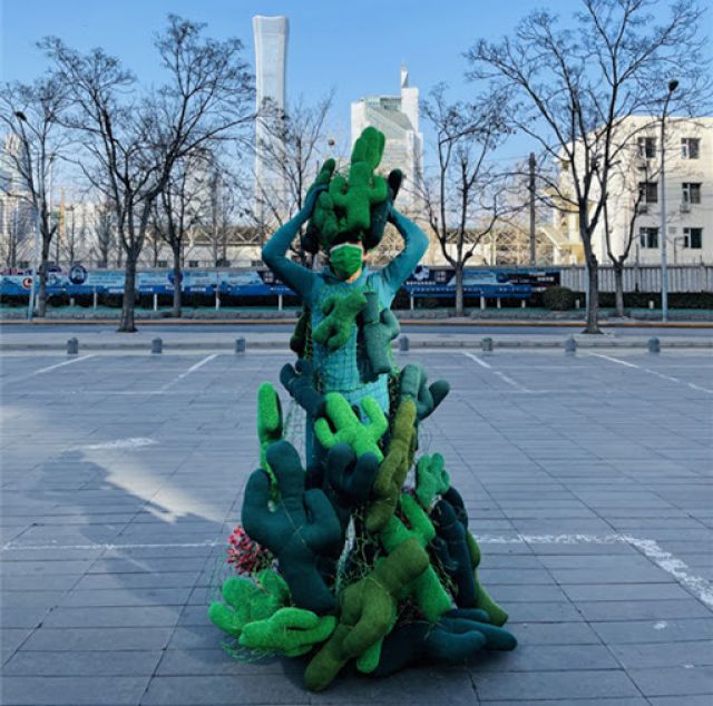 Seniman Gunakan Kaktus sebagai Simbol Kekuatan Rakyat-Image-1