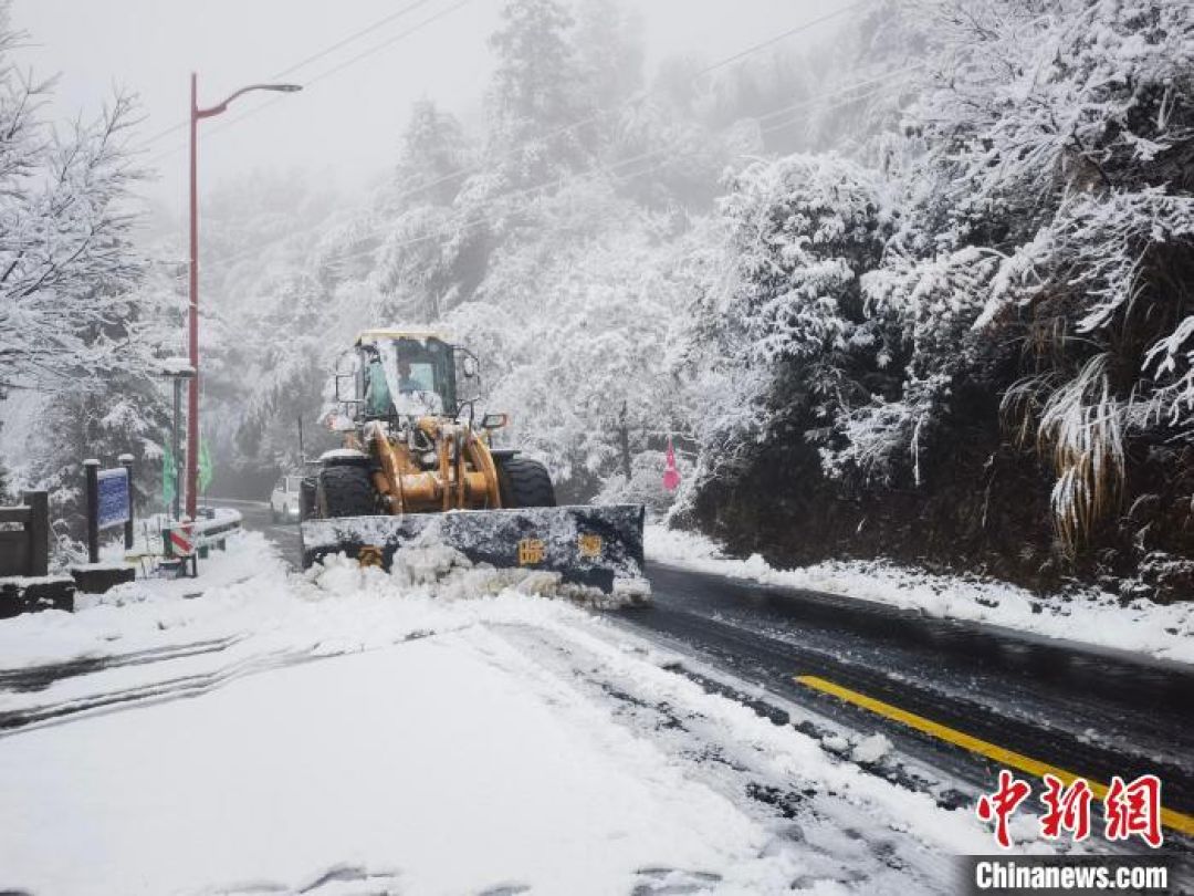 Demi Turis, Salju di Gunung Huangshan Dikerok-Image-3
