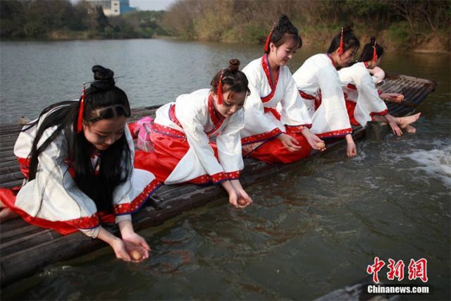 Festival Shangsi Tradisi Etnis Tionghoa untuk Mengusir Roh Jahat-Image-1