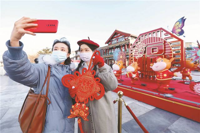 POTRET: Lampion Dan Dekorasi Warna Warni di Beijing Sambut Imlek-Image-4