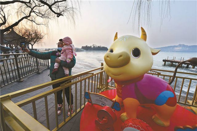 POTRET: Lampion Dan Dekorasi Warna Warni di Beijing Sambut Imlek-Image-5
