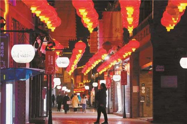 POTRET: Lampion Dan Dekorasi Warna Warni di Beijing Sambut Imlek-Image-1