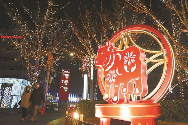 POTRET: Lampion Dan Dekorasi Warna Warni di Beijing Sambut Imlek-Image-3