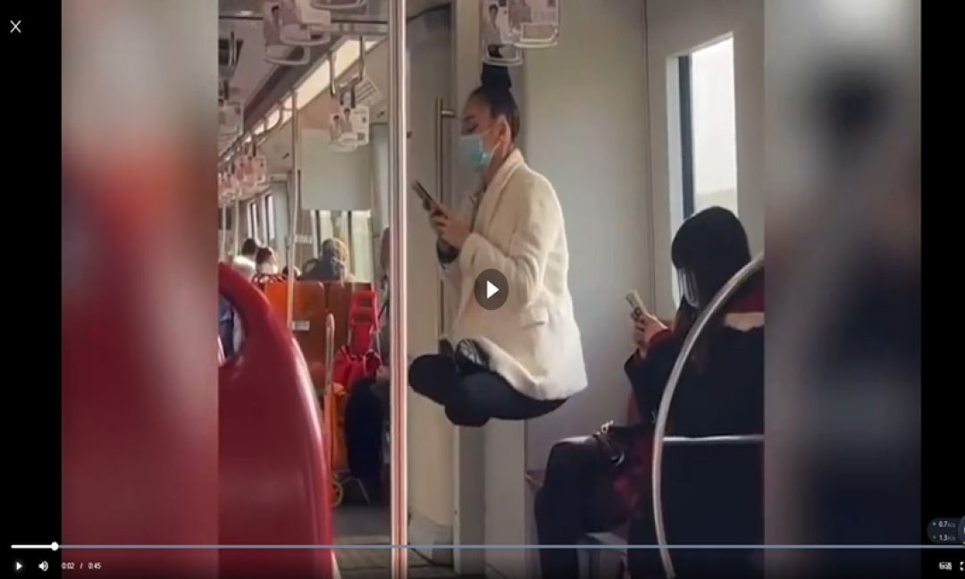 Bikin Heran Warganet! Gadis Asing Ini Menggantung Rambutnya di Stang Metro Shanghai-Image-1