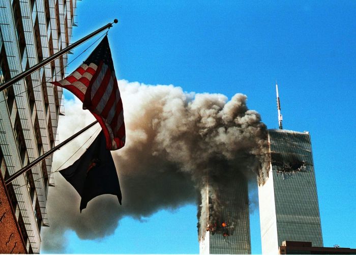 19 Tahun Berlalu: Foto Teror 9/11 Ini Tetap Menghantui-Image-4