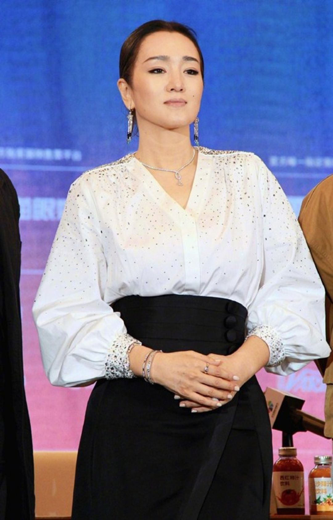Belajar Menggunakan Setelah Hitam-Putih dari Aktris Gong Li-Image-5