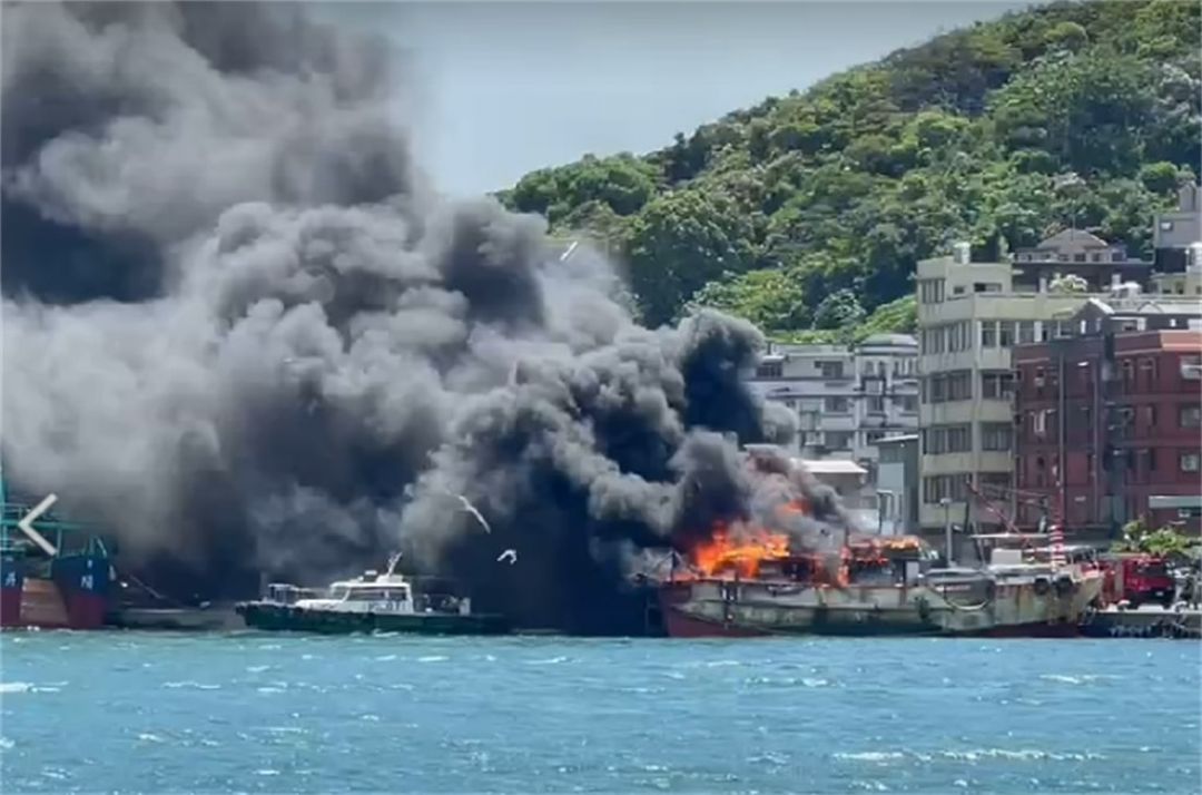 Sebuah Kapal Nelayan Terbakar dan Meledak di Pelabuhan Perikanan Keelung-Image-2