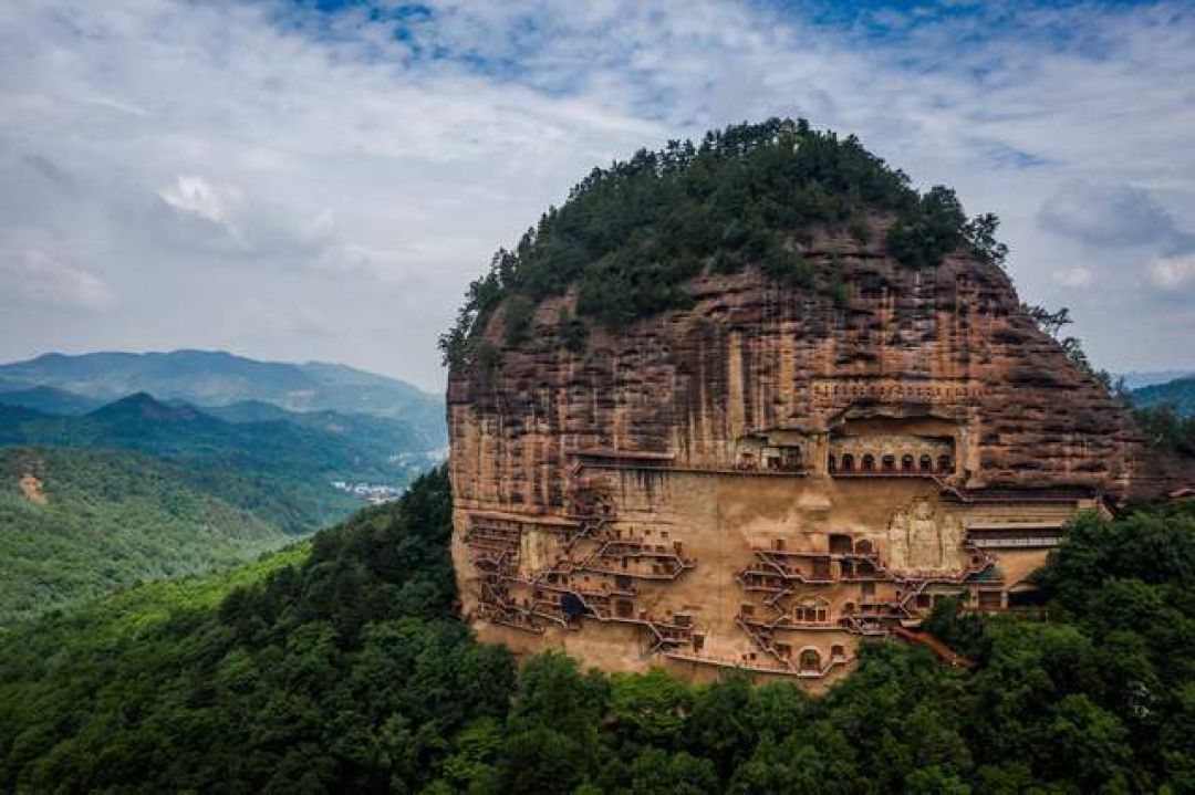 Mural Buddha di Gunung Maiji Tarik Banyak Wisatawan-Image-1