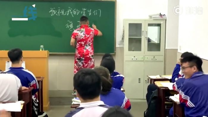 Guru Ini Rela Pakai Qipao untuk Semangati Murid-muridnya Saat Gaokao-Image-2