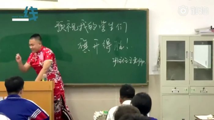 Guru Ini Rela Pakai Qipao untuk Semangati Murid-muridnya Saat Gaokao-Image-1