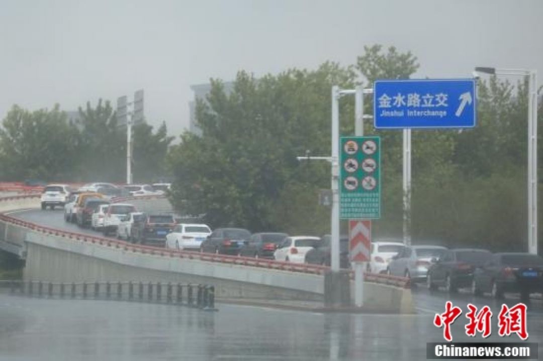 POTRET: Kota Zhengzhou Henan Kembali Diguyur Hujan Lebat-Image-2