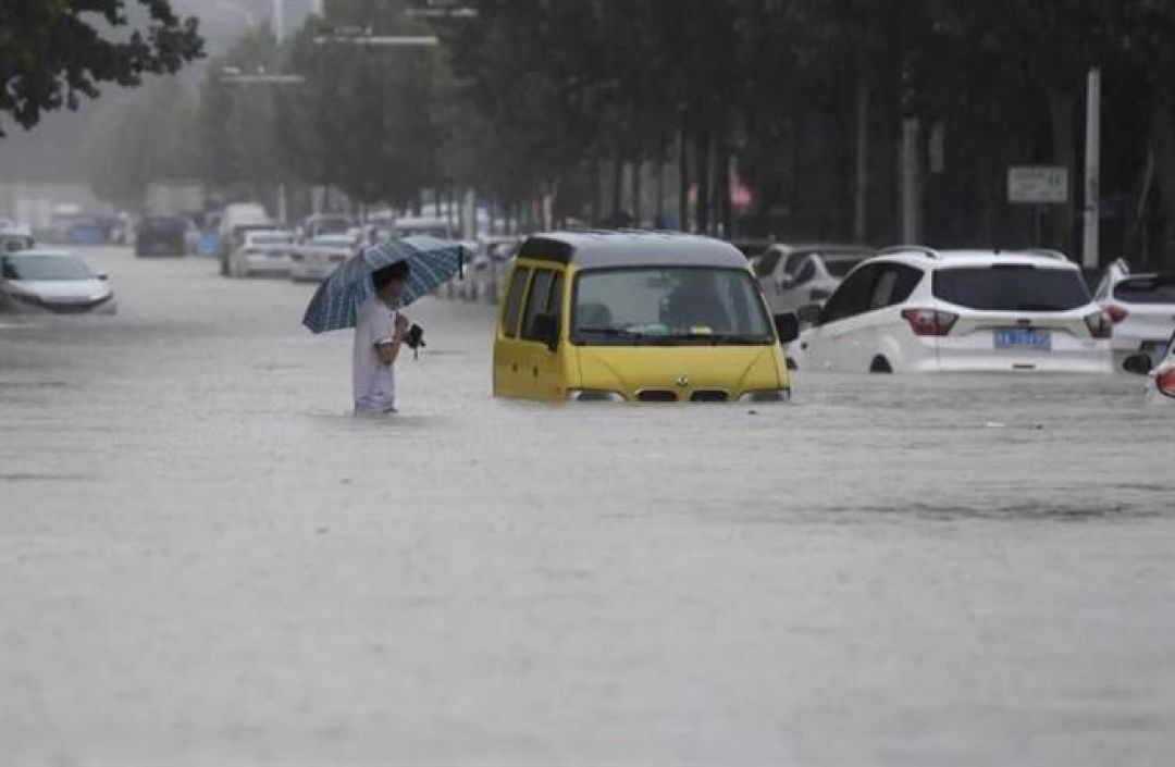 Banjir Besar Tewaskan 12 Orang, Kereta Bawah Tanah Terendam di China-Image-1